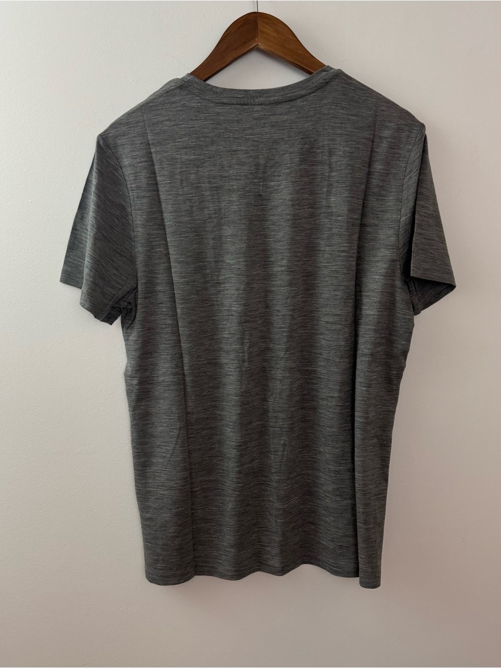 Quince 100% Merino Wool All-Season V-Neck Base Layer Tee Men's  Shirt Size M NWT - Picture 3 of 6